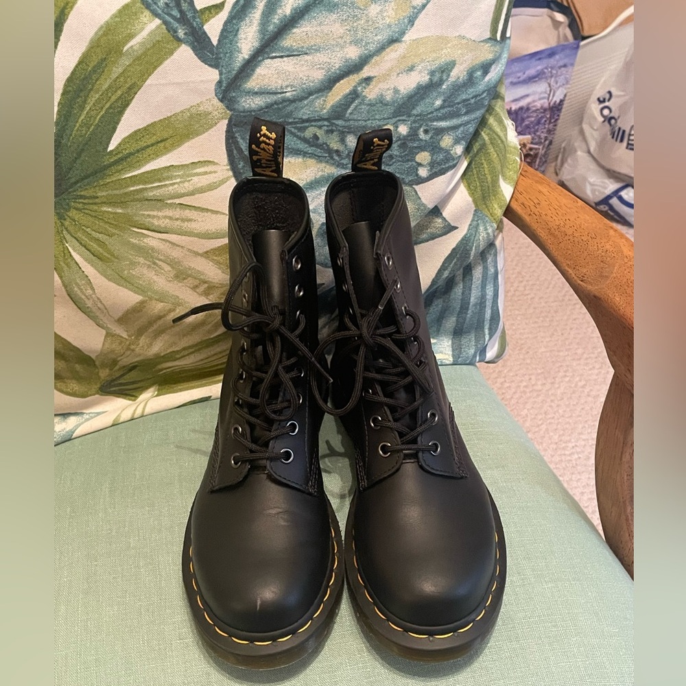 Dr Martens Docs Black Women’s Boots NWOB 1460W Size 7